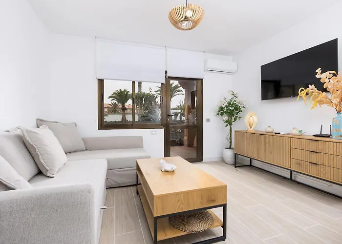아파트 Home2book Charming Poolside Retreat