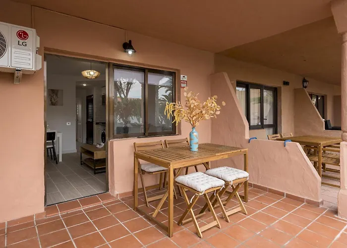 Home2book Charming Poolside Retreat 아파트 *
